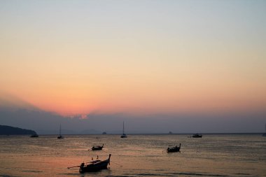 Sunset yaz tatil kavramı, Krabi Tayland Ao Nang gün batımı Seyahat Asya Deniz Plajı