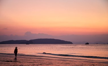 Sunset yaz tatil kavramı, Krabi Tayland Ao Nang gün batımı Seyahat Asya Deniz Plajı