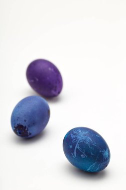 Mutlu Paskalya mavisi metin için kopya alanı ile Paskalya yumurtaları lekelenmiş. Beyaz arka planda izole