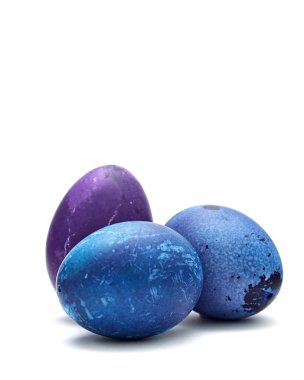 Beyaz arka planda süslü mavi Paskalya yumurtası, şenlikli gelenek