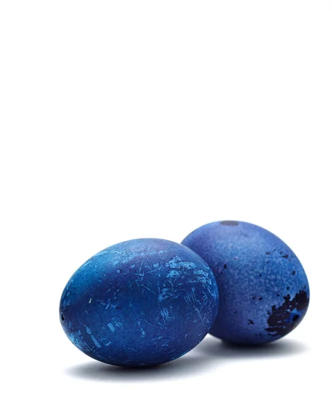 装饰蓝色复活节彩蛋在白色背景 节日传统 — 图库照片