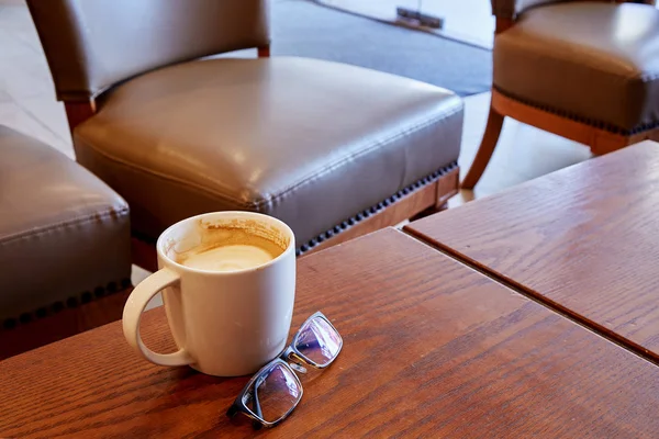 Café Caliente Mañana Con Periódico Concepto Financiero — Foto de Stock