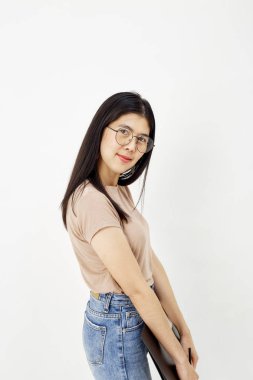 Belge kağıt klasörü ile çekici kız