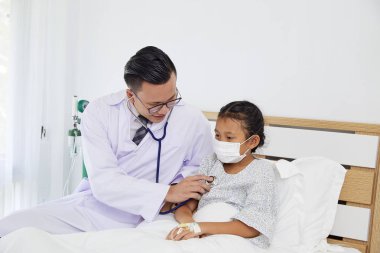 Doktor kızı tedavi ediyor..