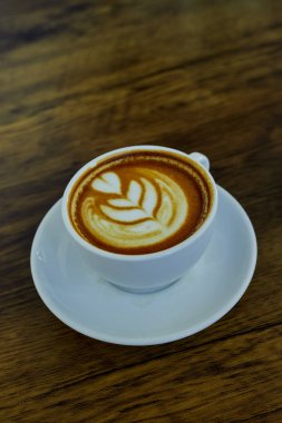 Ahşap masa üzerinde yüksek açılı cappuccino