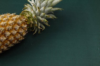 Kağıt üzerinde ananas yeşil arka plan