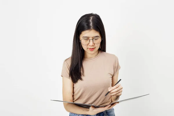 Aantrekkelijk meisje met document papieren map — Stockfoto