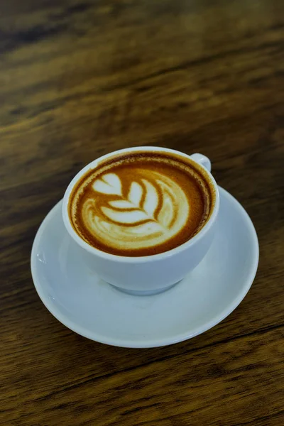 Cappuccino à angle élevé sur table en bois — Photo