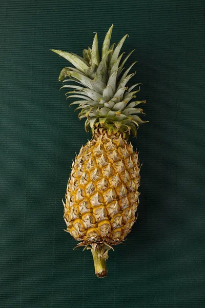 Ananas på papper grön bakgrund — Stockfoto