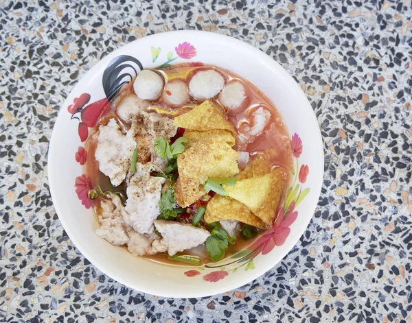 Sığır eti ile Tayland tarzı erişte çorbası — Stok fotoğraf