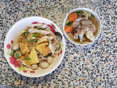 Geniş Pirinç Noodle sebze domuz eti ile