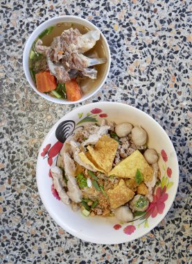 Geniş Pirinç Noodle sebze domuz eti ile