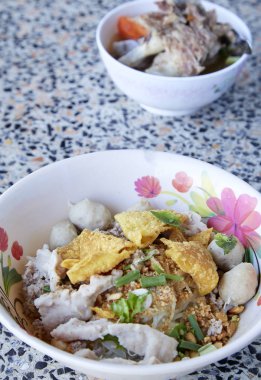 Geniş Pirinç Noodle sebze domuz eti ile