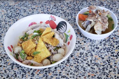 Geniş Pirinç Noodle sebze domuz eti ile