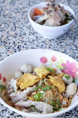 Geniş Pirinç Noodle sebze domuz eti ile