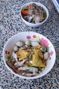 Geniş Pirinç Noodle sebze domuz eti ile