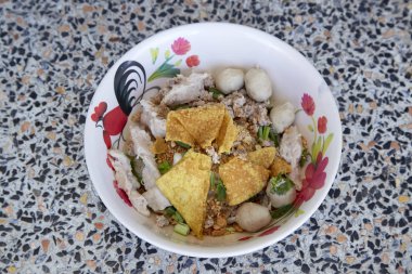 Geniş Pirinç Noodle sebze domuz eti ile