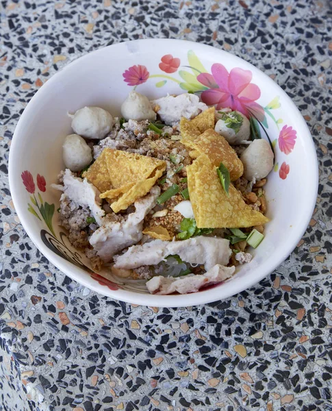 Широка рисова локшина з овочами свинина — стокове фото