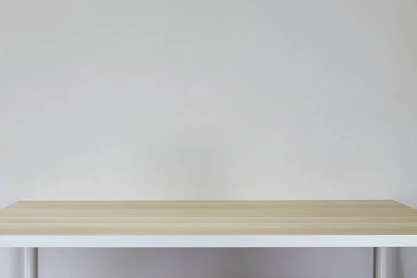 Mesa vacía de color marrón claro en habitación blanca — Foto de Stock