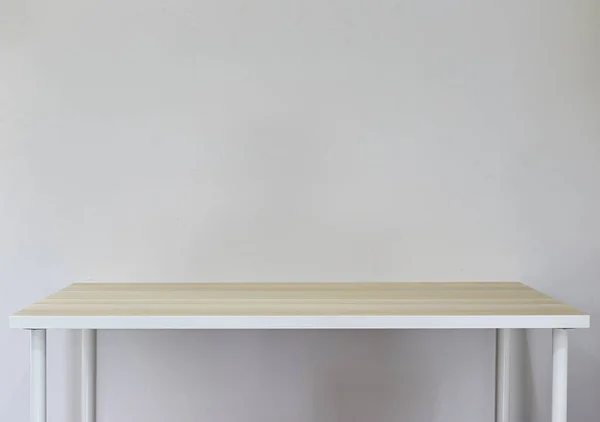Mesa vacía de color marrón claro en habitación blanca — Foto de Stock