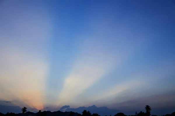 Wieczór Sunrise tropiki niebo chmura belka — Zdjęcie stockowe