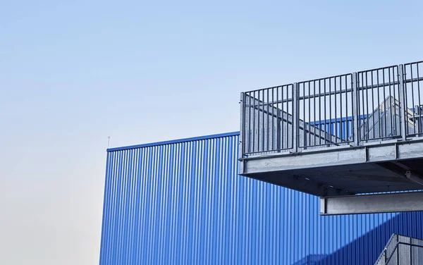 Merdiven ile modern binanın soyut görünümü — Stok fotoğraf