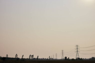 Günbatımı karşı Silhouette elektrik sonrası
