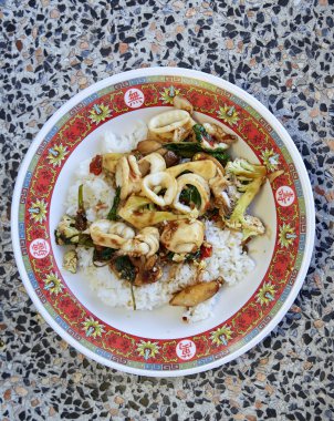 Pirinç kızarmış Kalamarlar ve fesleğen ile tepesinde