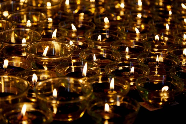 Φωτιά στα ποτήρια για την ευλογία του Βούδα — Φωτογραφία Αρχείου