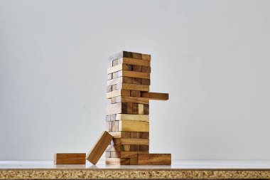 Beyaz arka plan üzerinde ahşap bloklar