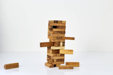 Beyaz arka plan üzerinde ahşap bloklar