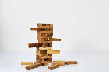 Beyaz arka plan üzerinde ahşap bloklar