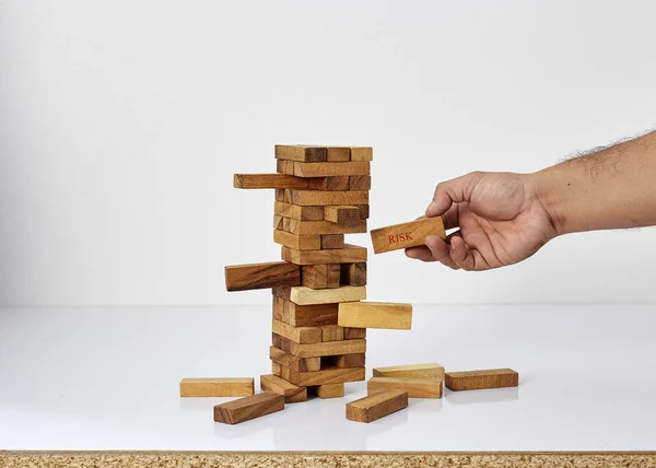 Geschäftsmann spielt mit dem Holz — Stockfoto