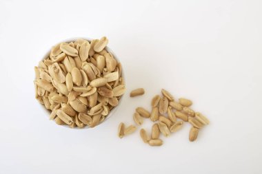 Kavrulmuş fıstık ve bir kase içinde tuz