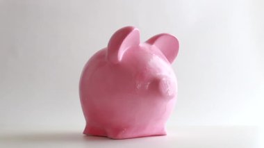 El kumbara bir dolar koyar, emeklilik geleceği için tasarruf kavramı