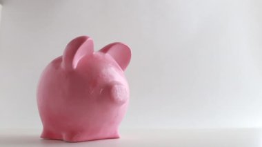 El kumbara bir dolar koyar, emeklilik geleceği için tasarruf kavramı
