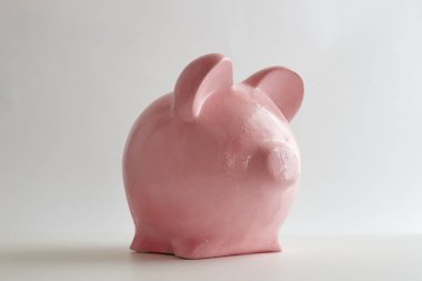 beyaz zemin üzerinde pembe kumbara