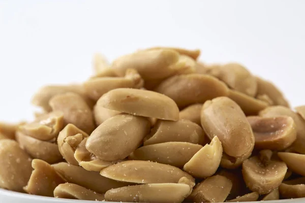 Amendoins torrados e sal em uma tigela — Fotografia de Stock