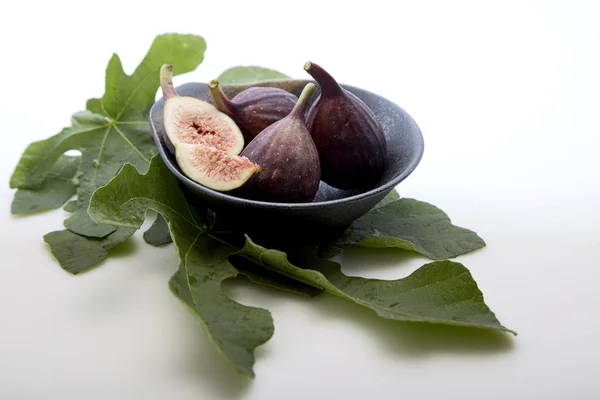 Figs in a a bowl with fig leaf — Stock Photo, Image