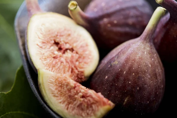 Figs in a a bowl with fig leaf — Stock Photo, Image