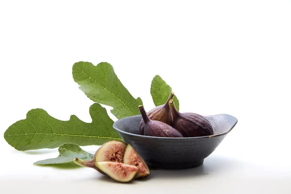 Figs in a a bowl with fig leaf — Stock Photo, Image