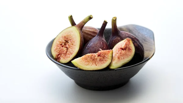 Organic figs in a bowl on white table — Stock Photo, Image