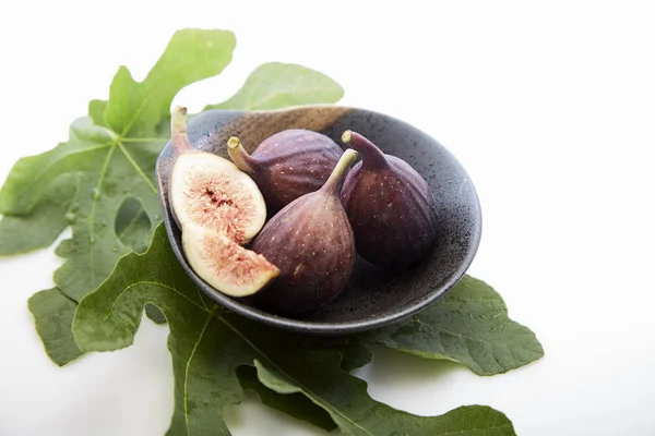 Figs in a a bowl with fig leaf — Stock Photo, Image