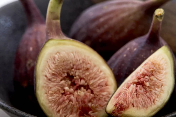 Figs in a a bowl with fig leaf — Stock Photo, Image