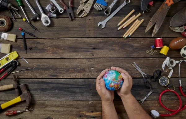 El globo en las manos el día del trabajo 2019 — Foto de Stock