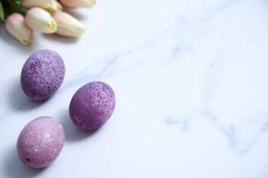 Lale buket ile mor Paskalya yumurtası