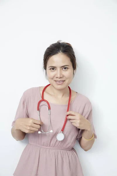 Kırmızı stetoskop ile kadın doktor hemşire — Stok fotoğraf