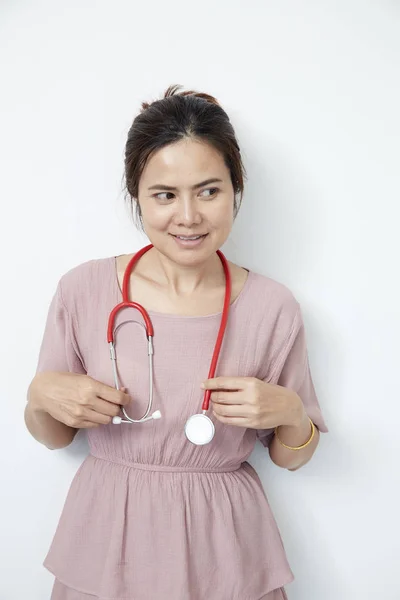 Kvinnlig läkare sjuk sköterska med röd stetoskop — Stockfoto