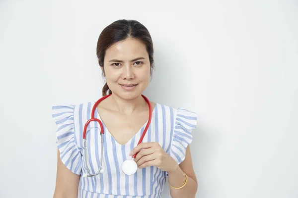 Vrouwelijke Doctor Nurse met rode stethoscoop — Stockfoto