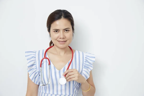 Enfermeira médica com estetoscópio vermelho — Fotografia de Stock